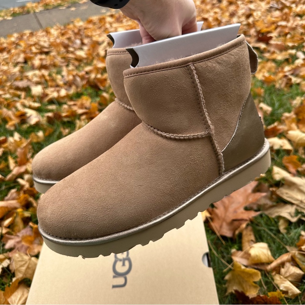 Brand New Size 11 UGG women’s classic mini shine boots/ugg - Picture 3 of 13